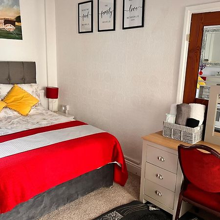 Victoria House - Self Catering Quiet Guesthouse - Adult Singles And Couples Only แบล็คพูล ภายนอก รูปภาพ