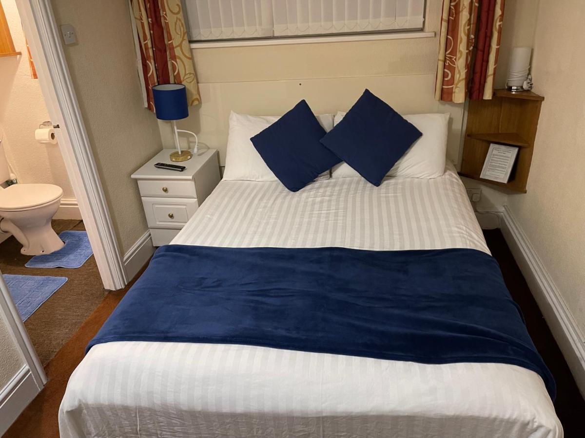 Victoria House - Self Catering Quiet Guesthouse - Adult Singles And Couples Only แบล็คพูล ภายนอก รูปภาพ
