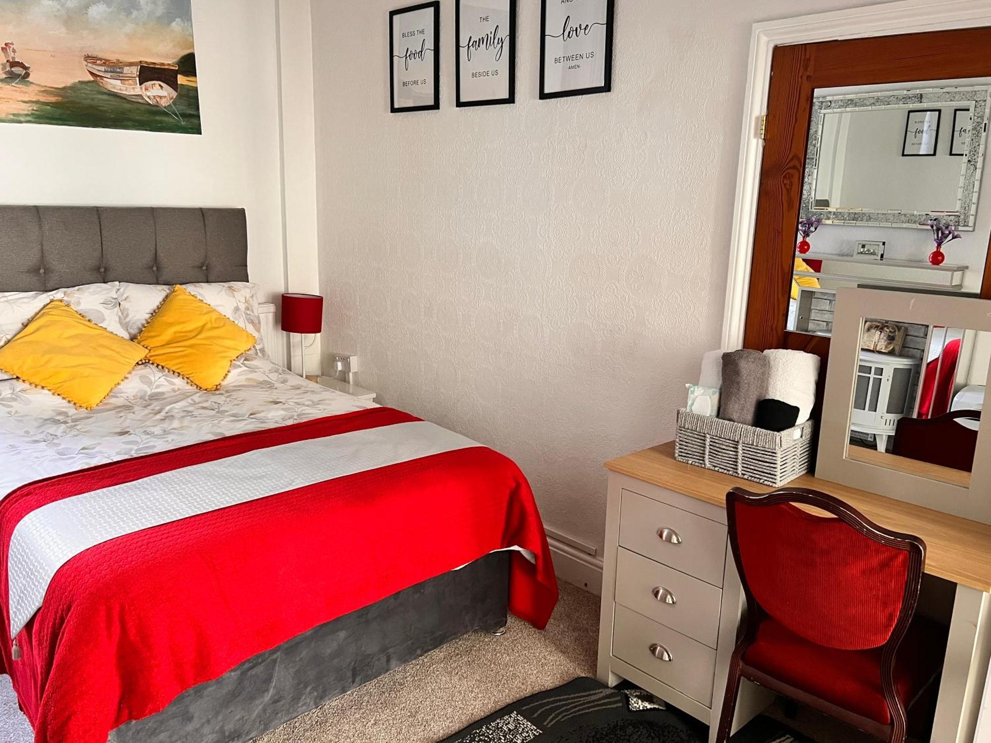 Victoria House - Self Catering Quiet Guesthouse - Adult Singles And Couples Only แบล็คพูล ภายนอก รูปภาพ
