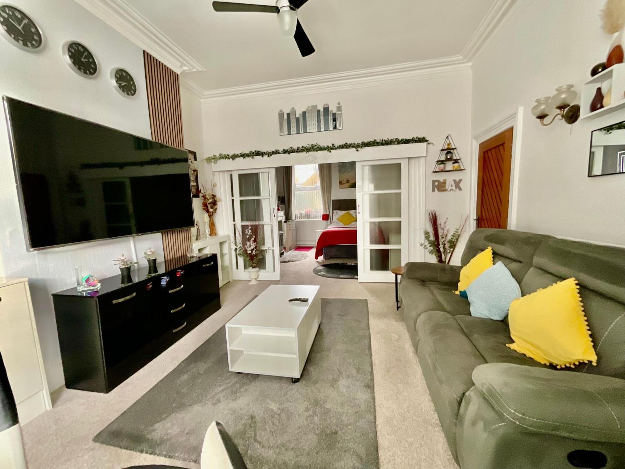 Victoria House - Self Catering Quiet Guesthouse - Adult Singles And Couples Only แบล็คพูล ภายนอก รูปภาพ