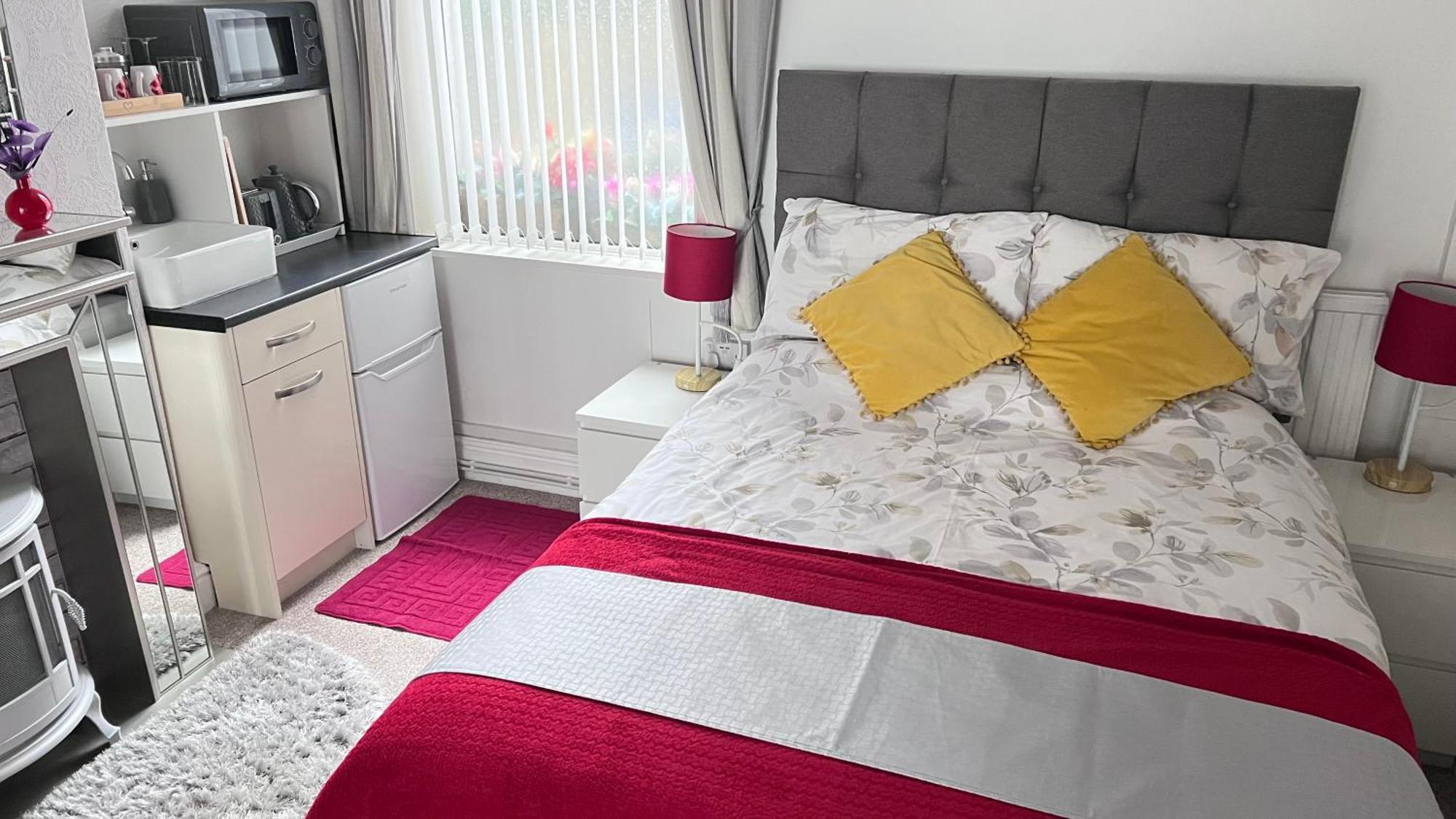 Victoria House - Self Catering Quiet Guesthouse - Adult Singles And Couples Only แบล็คพูล ภายนอก รูปภาพ