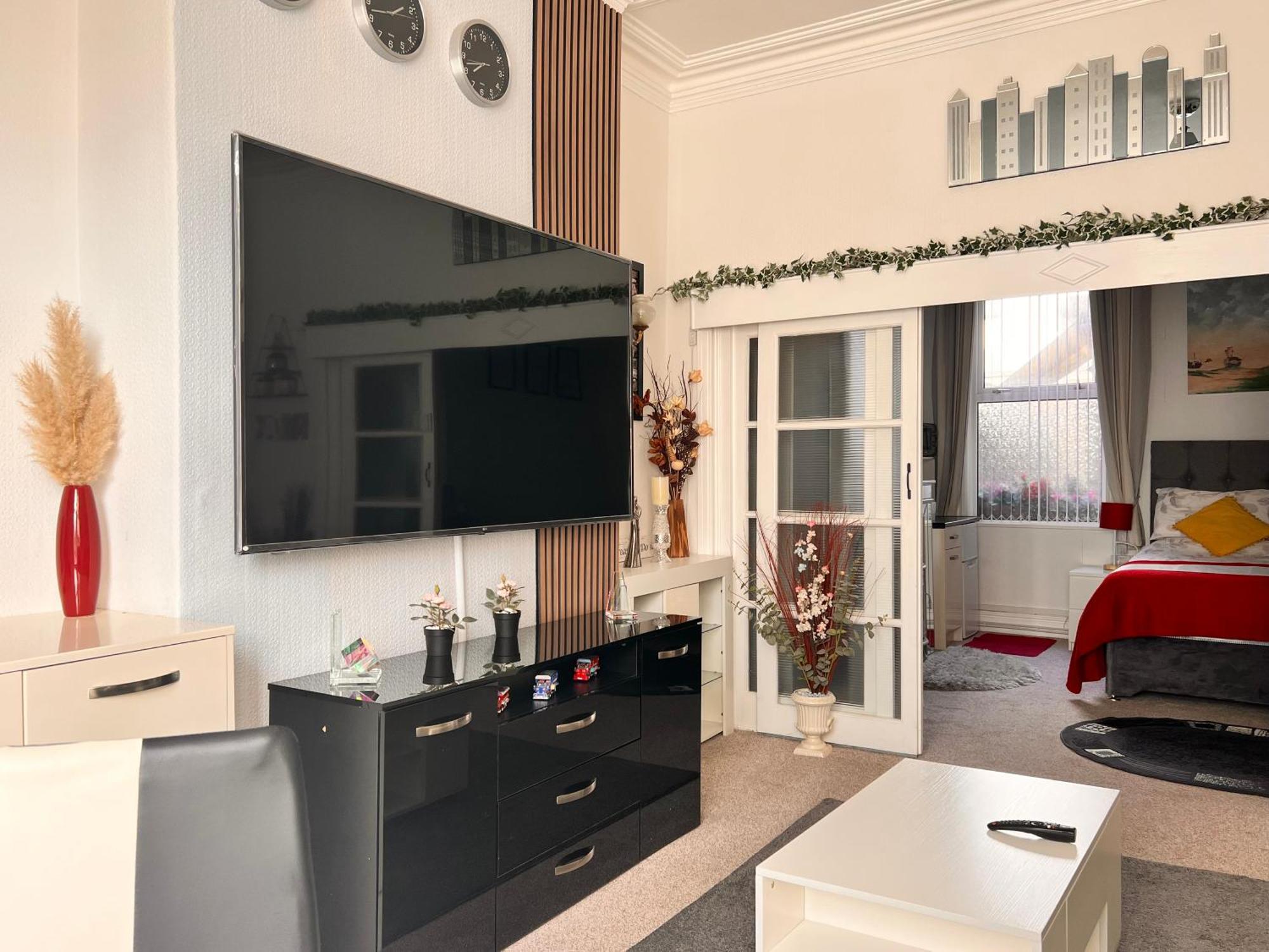 Victoria House - Self Catering Quiet Guesthouse - Adult Singles And Couples Only แบล็คพูล ภายนอก รูปภาพ