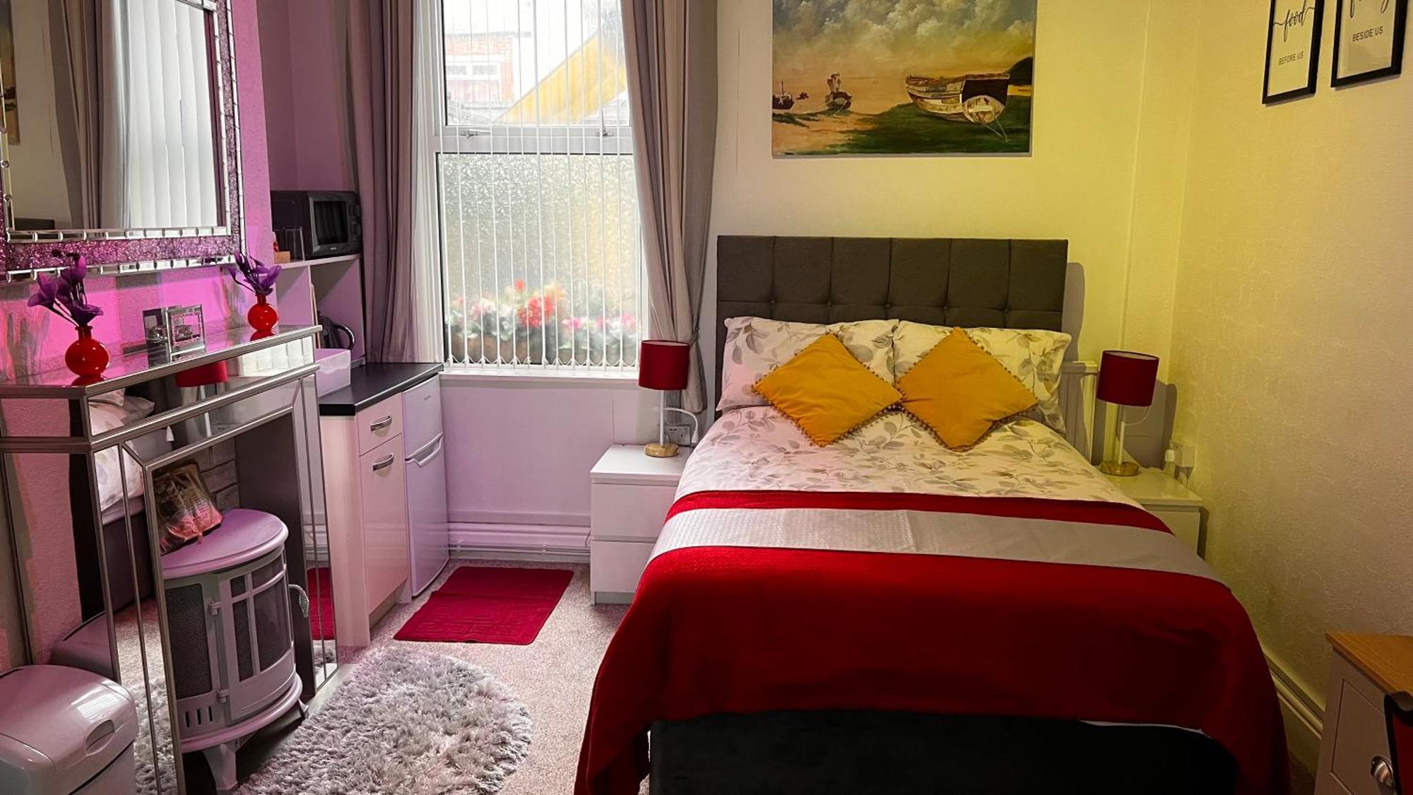 Victoria House - Self Catering Quiet Guesthouse - Adult Singles And Couples Only แบล็คพูล ภายนอก รูปภาพ