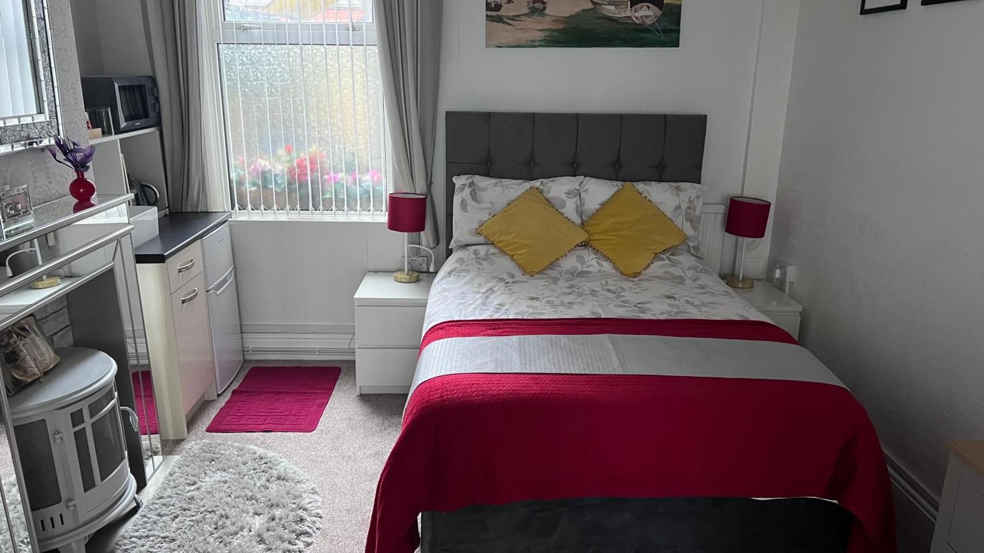 Victoria House - Self Catering Quiet Guesthouse - Adult Singles And Couples Only แบล็คพูล ภายนอก รูปภาพ