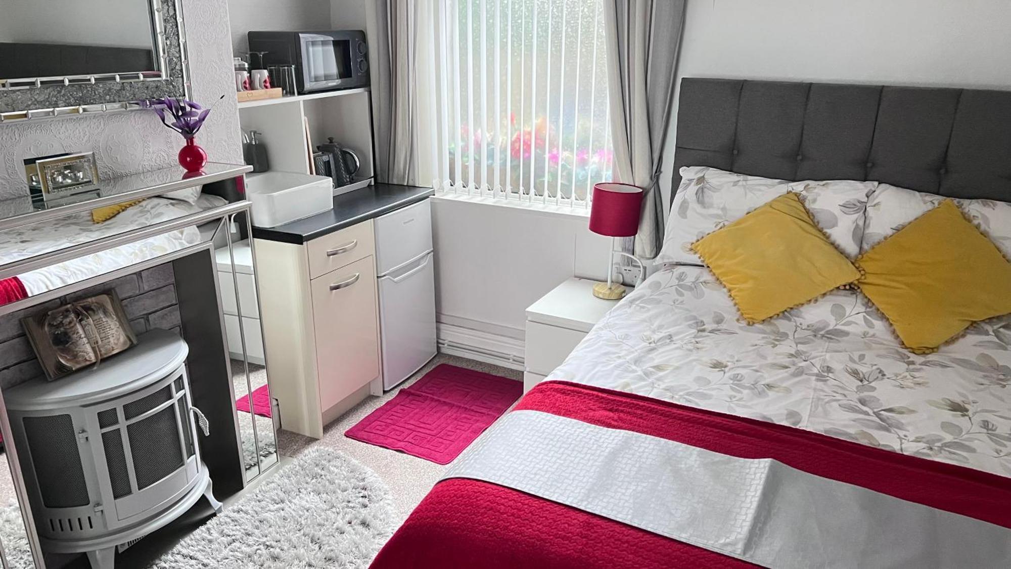 Victoria House - Self Catering Quiet Guesthouse - Adult Singles And Couples Only แบล็คพูล ภายนอก รูปภาพ