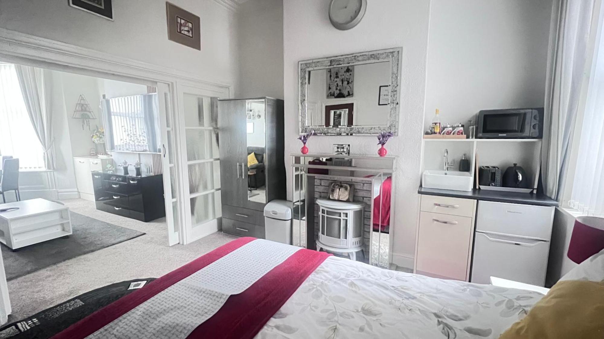 Victoria House - Self Catering Quiet Guesthouse - Adult Singles And Couples Only แบล็คพูล ภายนอก รูปภาพ