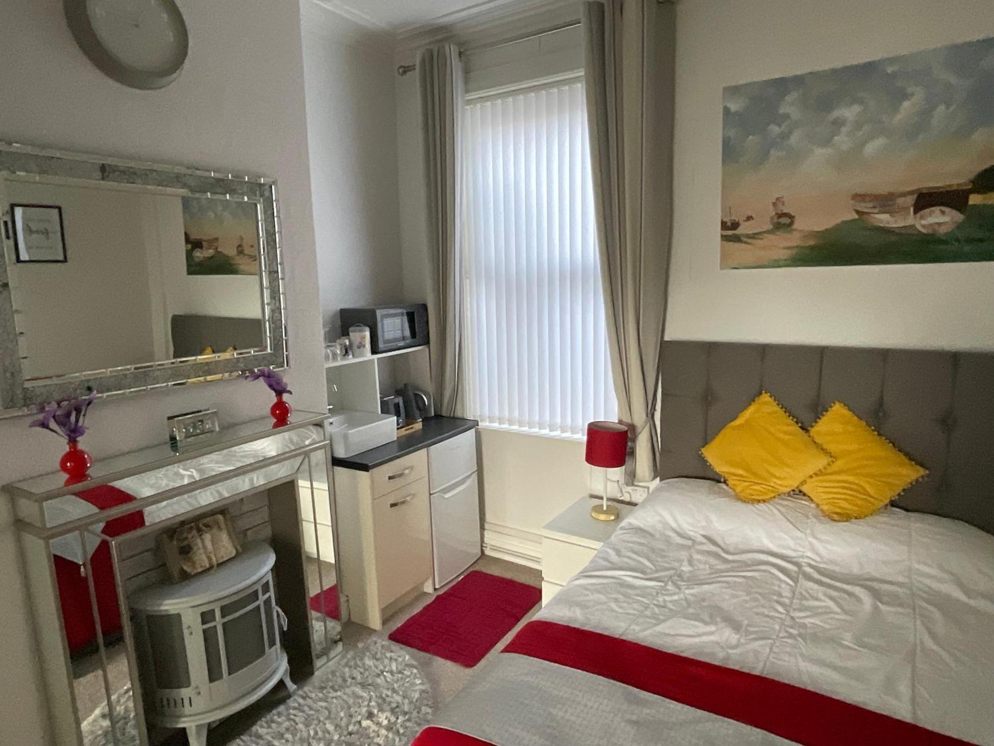 Victoria House - Self Catering Quiet Guesthouse - Adult Singles And Couples Only แบล็คพูล ภายนอก รูปภาพ