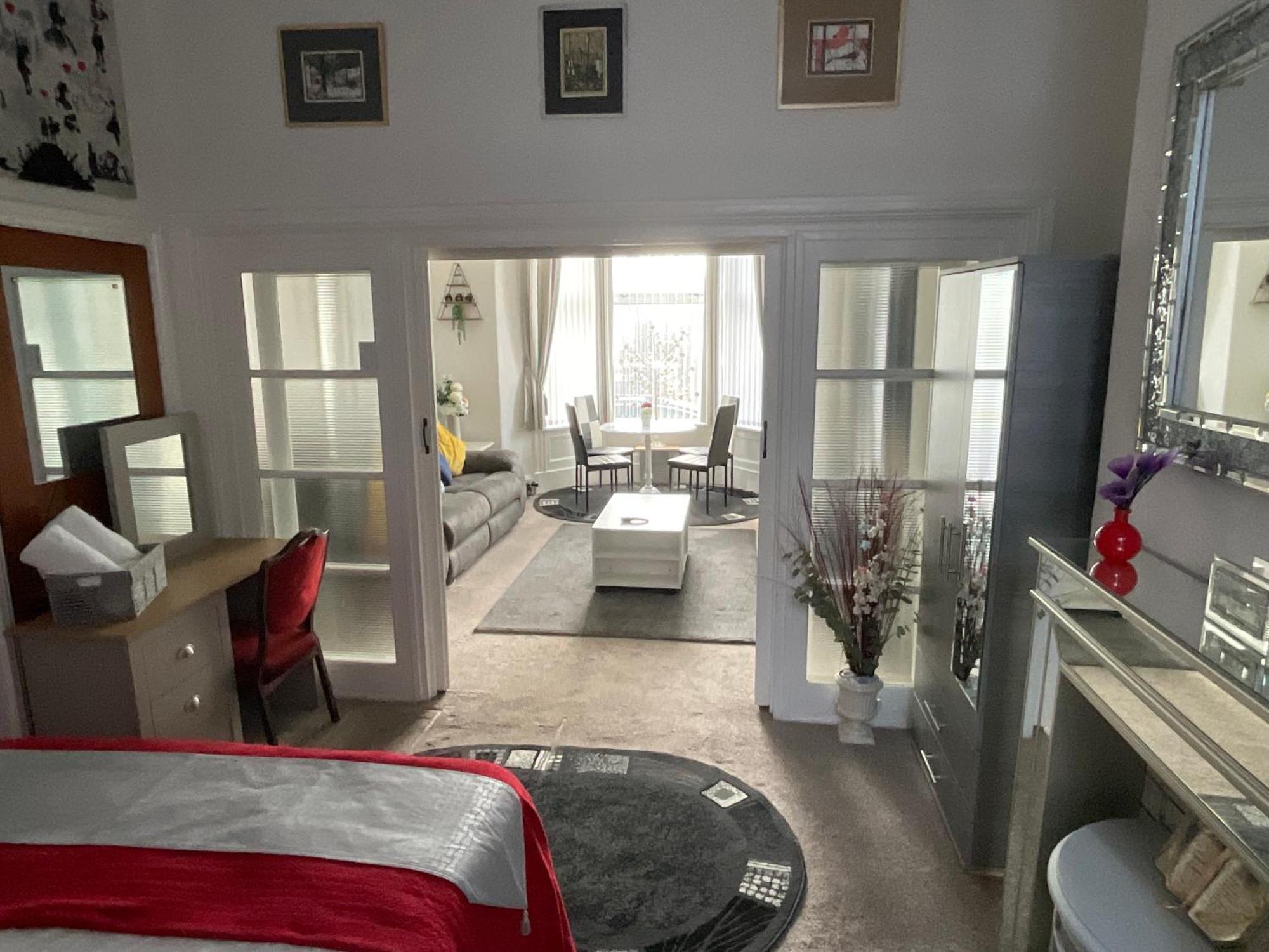 Victoria House - Self Catering Quiet Guesthouse - Adult Singles And Couples Only แบล็คพูล ภายนอก รูปภาพ