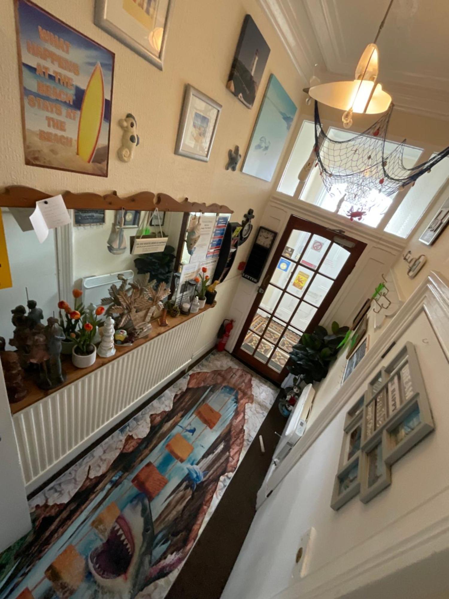 Victoria House - Self Catering Quiet Guesthouse - Adult Singles And Couples Only แบล็คพูล ภายนอก รูปภาพ