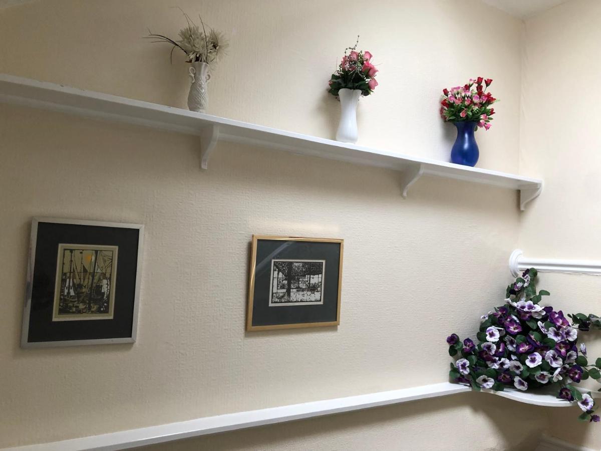 Victoria House - Self Catering Quiet Guesthouse - Adult Singles And Couples Only แบล็คพูล ภายนอก รูปภาพ